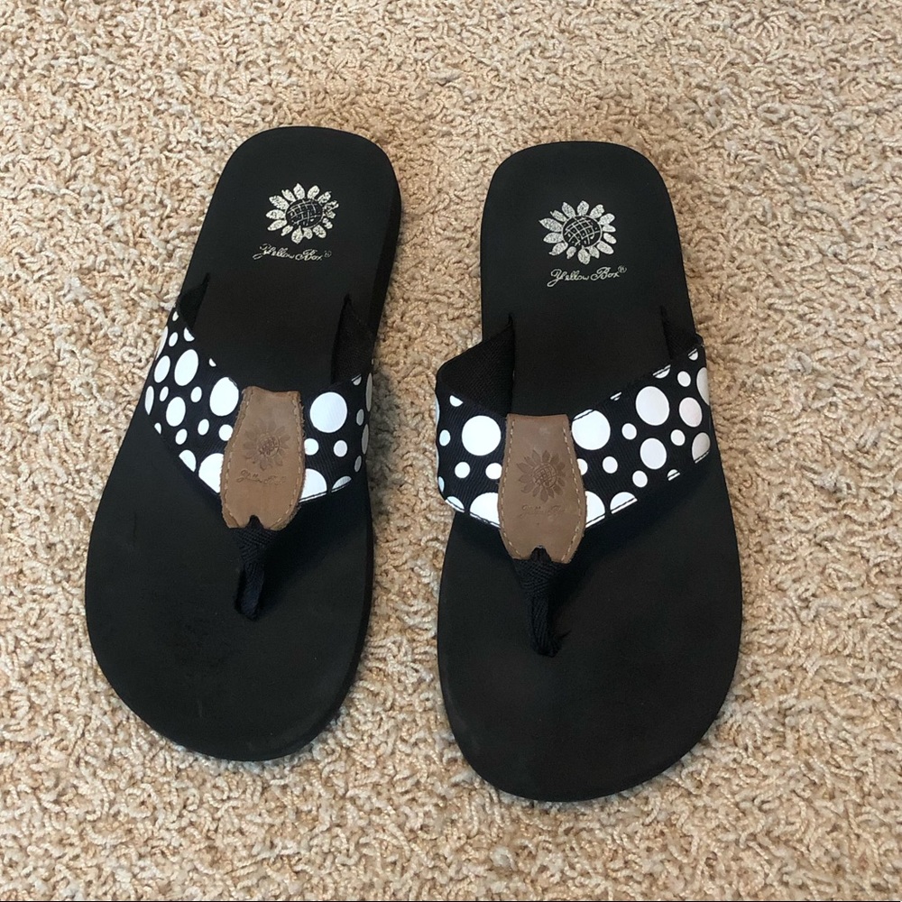 Yellow Box size 7 flip flops